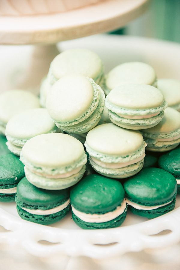 mint wedding food ideas -mint macrons