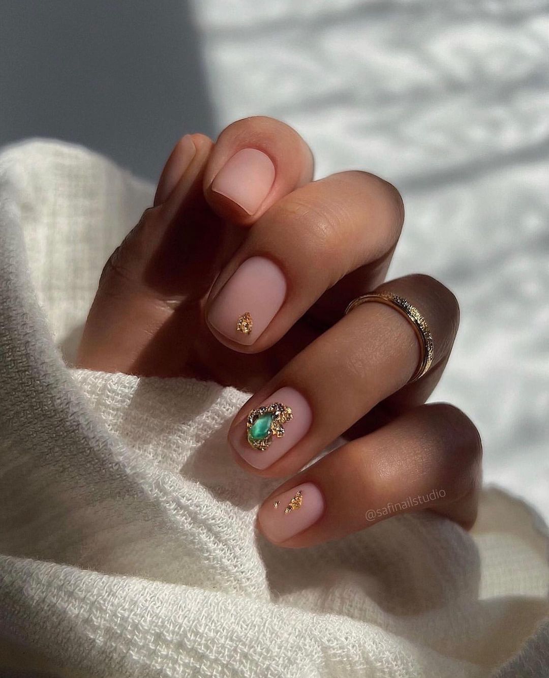 nude and geo emerald wedding guest nail