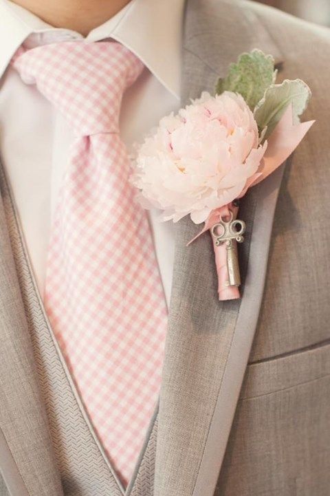 pink heather textured tie and pink boutonniere