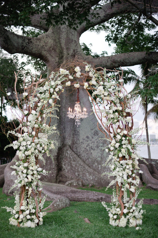 25+ Stuning Wedding Arches with Lots of Flowers 21 rustic dry wood branches and white flowers wedding arch