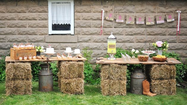 use hay bales to make cute table displays