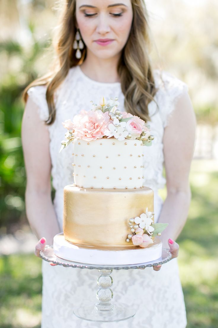 white and gold cake for wedding