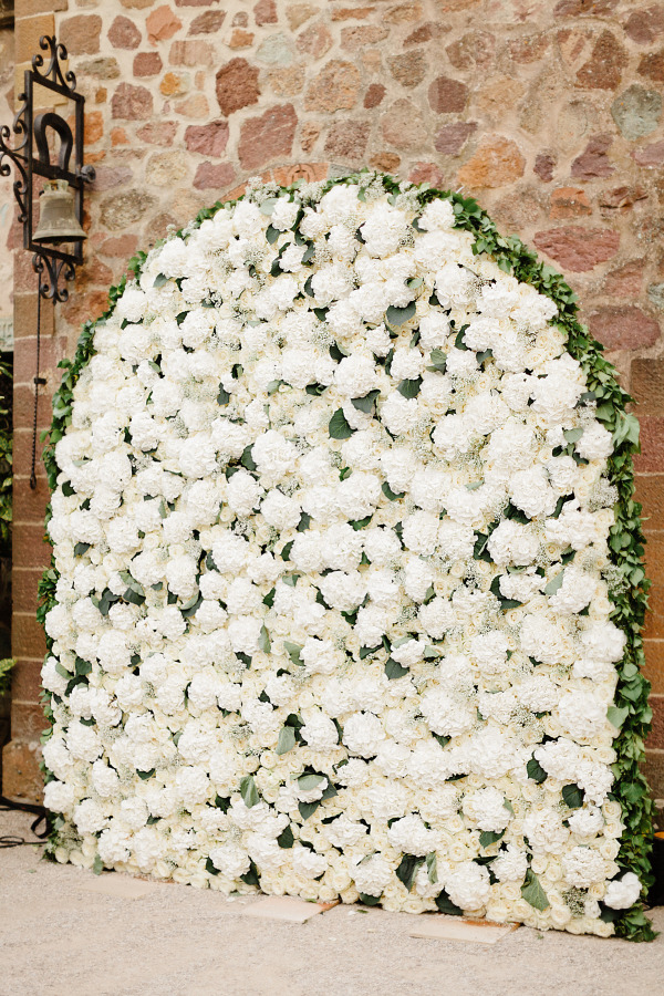 white hydrangea wedding backdrop ideas