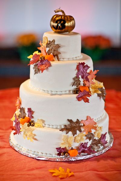 Autumn Cake From the gilded pumpkin cake topper to the autumnal leaves