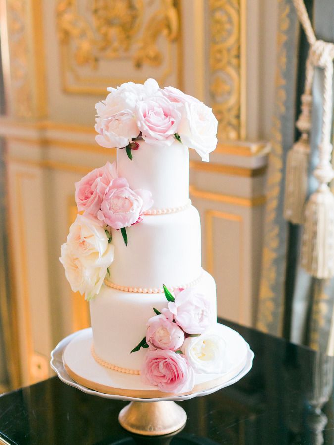 Luxurious wedding cake with pink roses