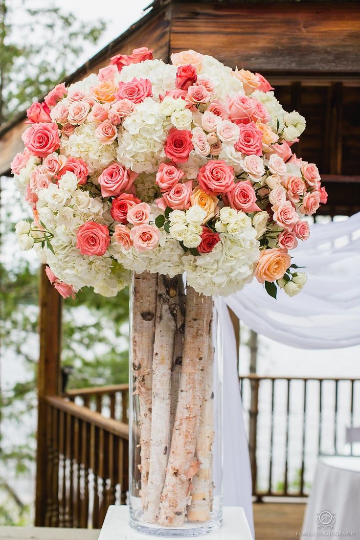 coral roses and white flowers wedding decor