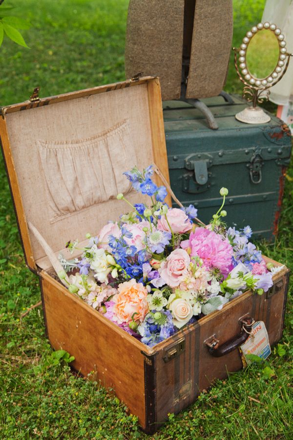 flowers vintage suitcase wedding decor ideas