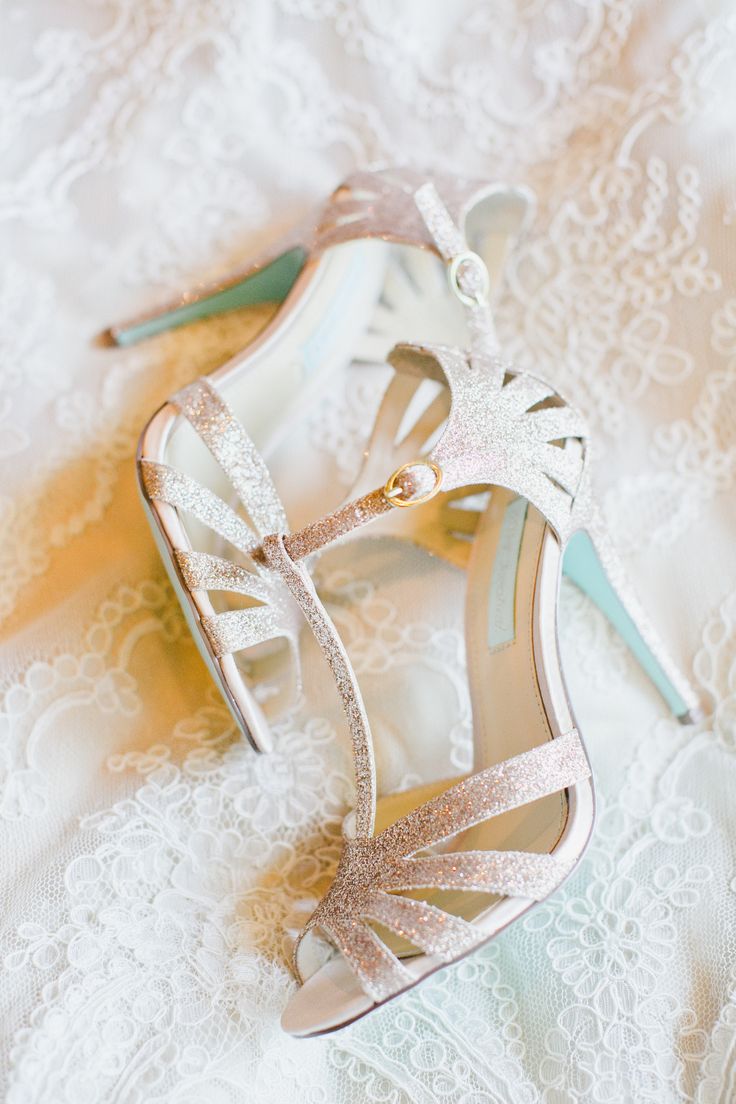 20 Vintage Wedding Shoes that WOW 17 gold sequine vintage wedding shoes