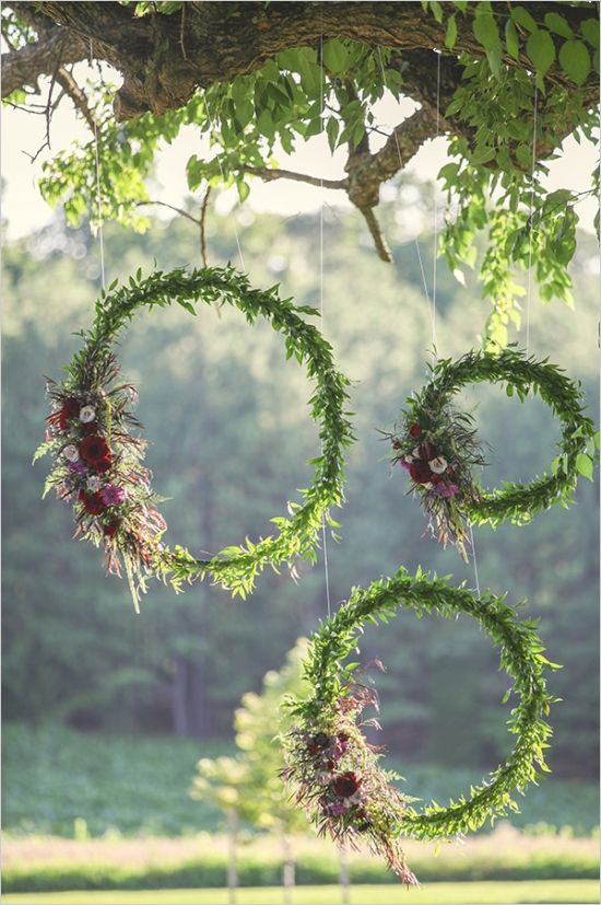green wreath wedding decor ideas