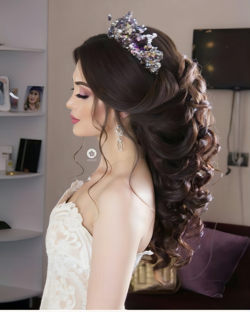 long wavy quinceanera hairstyle with a crown