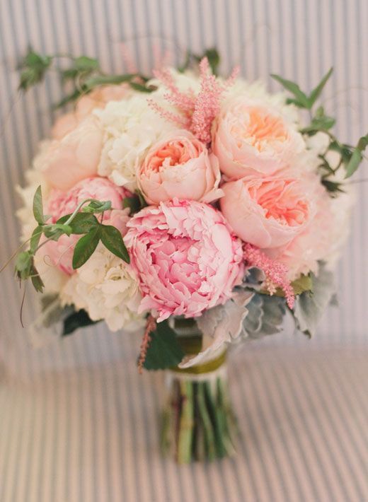 peach garden roses and white hydranga bouquet