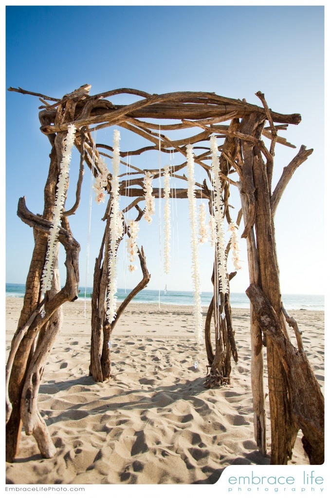 rustic driftwood arch ideas for beach weddings | Deer 