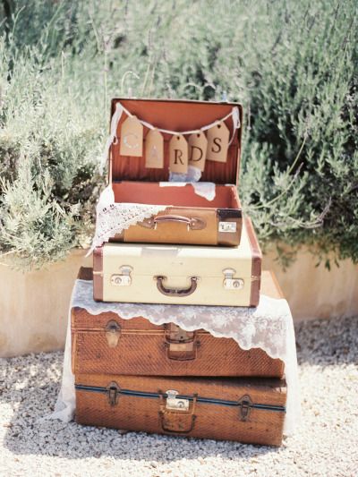 vinatge suitcases and lace wedding decor ideas