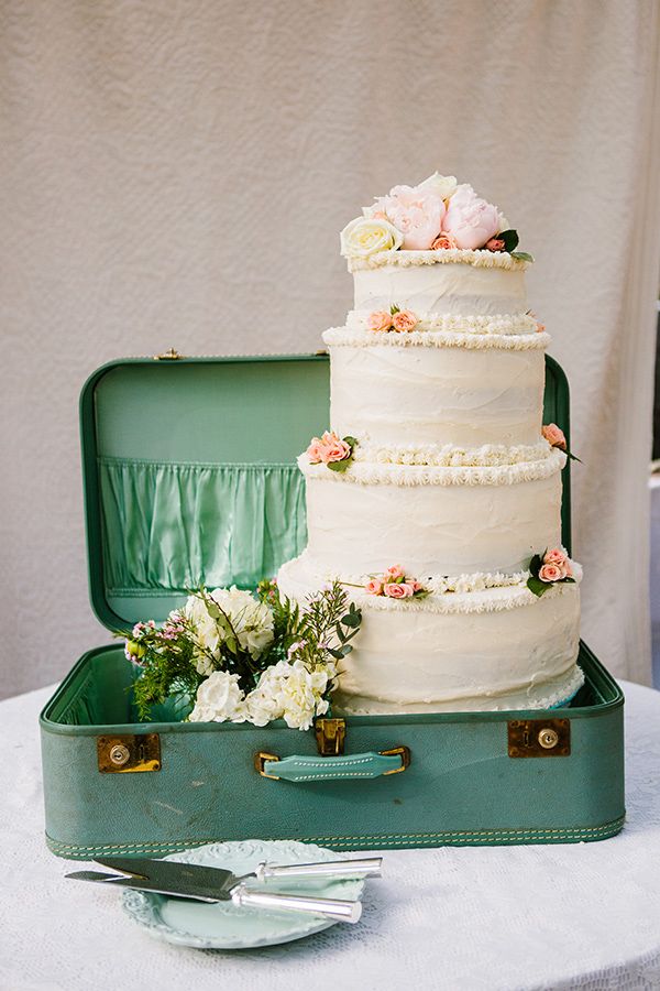 vintage suitcase wedding cake idea