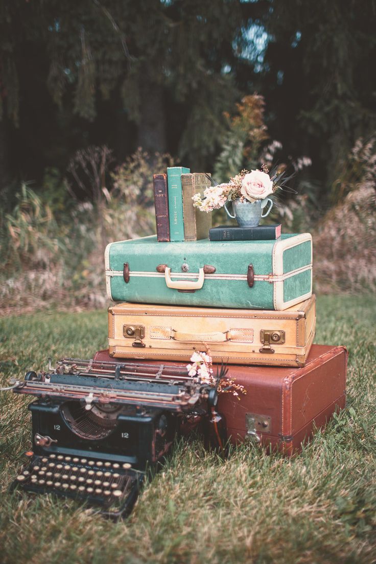 vintage wedding suitcases wedding decor ideas