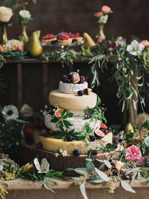 Cheese cake topped with figs and other fruit