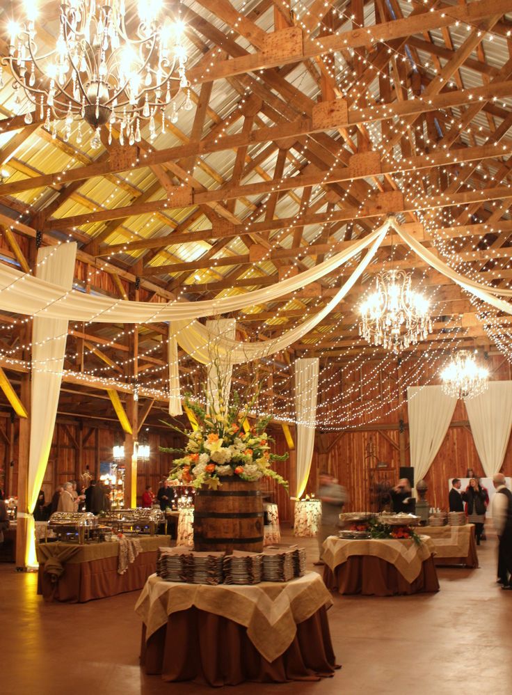 30 Romantic Indoor Barn Wedding Decor Ideas with Lights