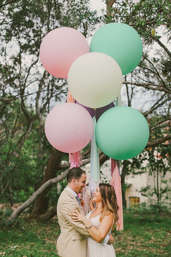 couple photo ideas with mint and pink giant ballons