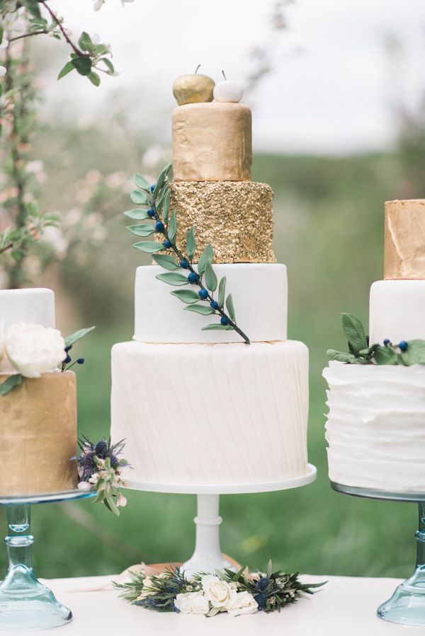 fall wedding cakes with gold