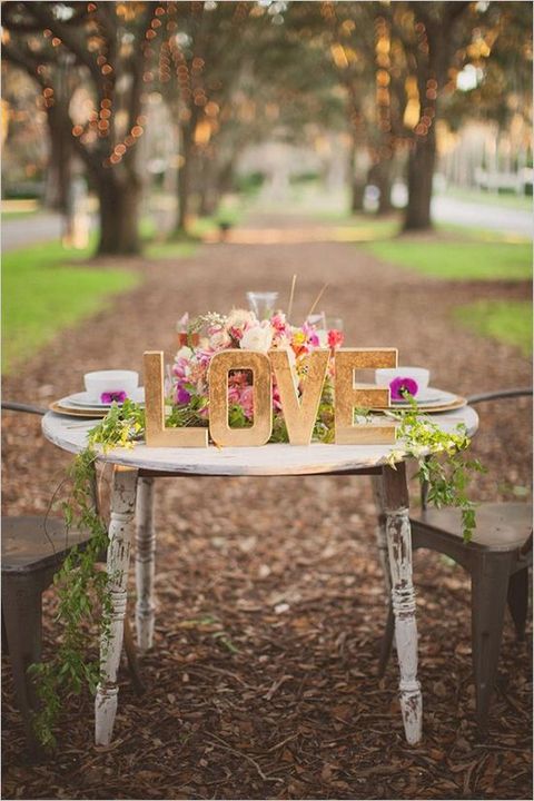 outdoor wedding table ideas with love letter