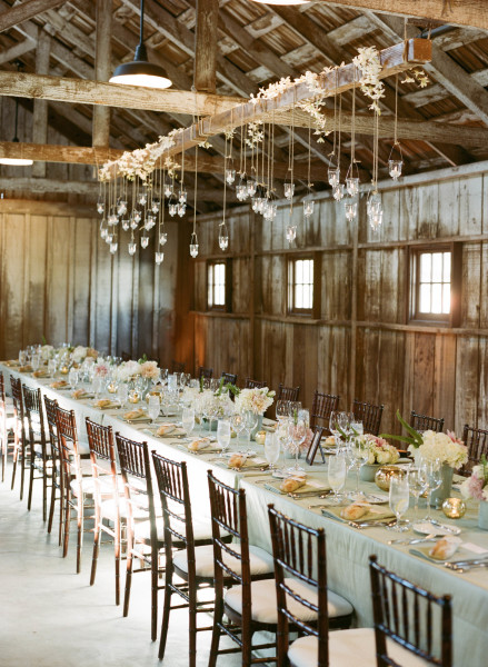 30 Romantic Indoor Barn Wedding Decor Ideas with Lights