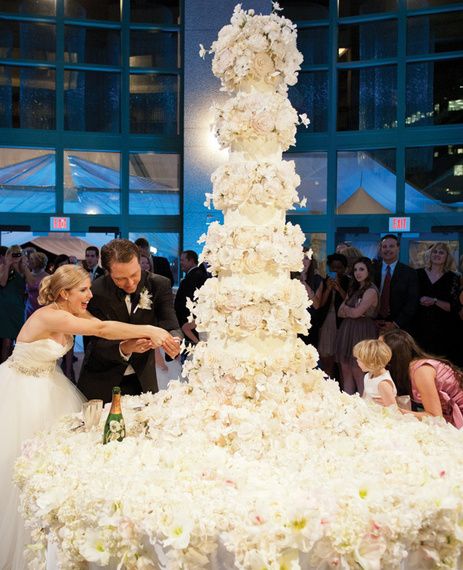 white suge flowers big wedding cake