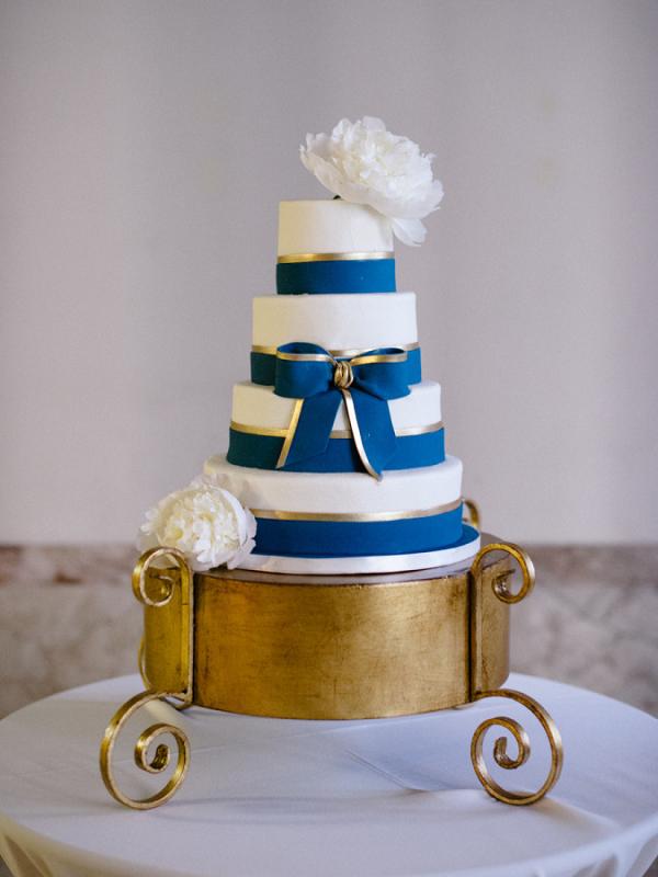 Snorkel Blue and White Wedding Cake