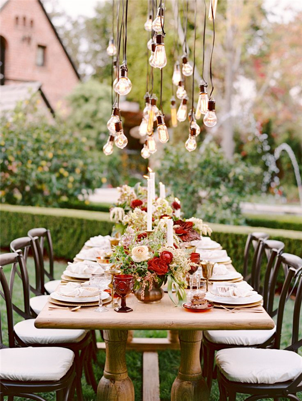 Stunning table - loving the lights & the florals