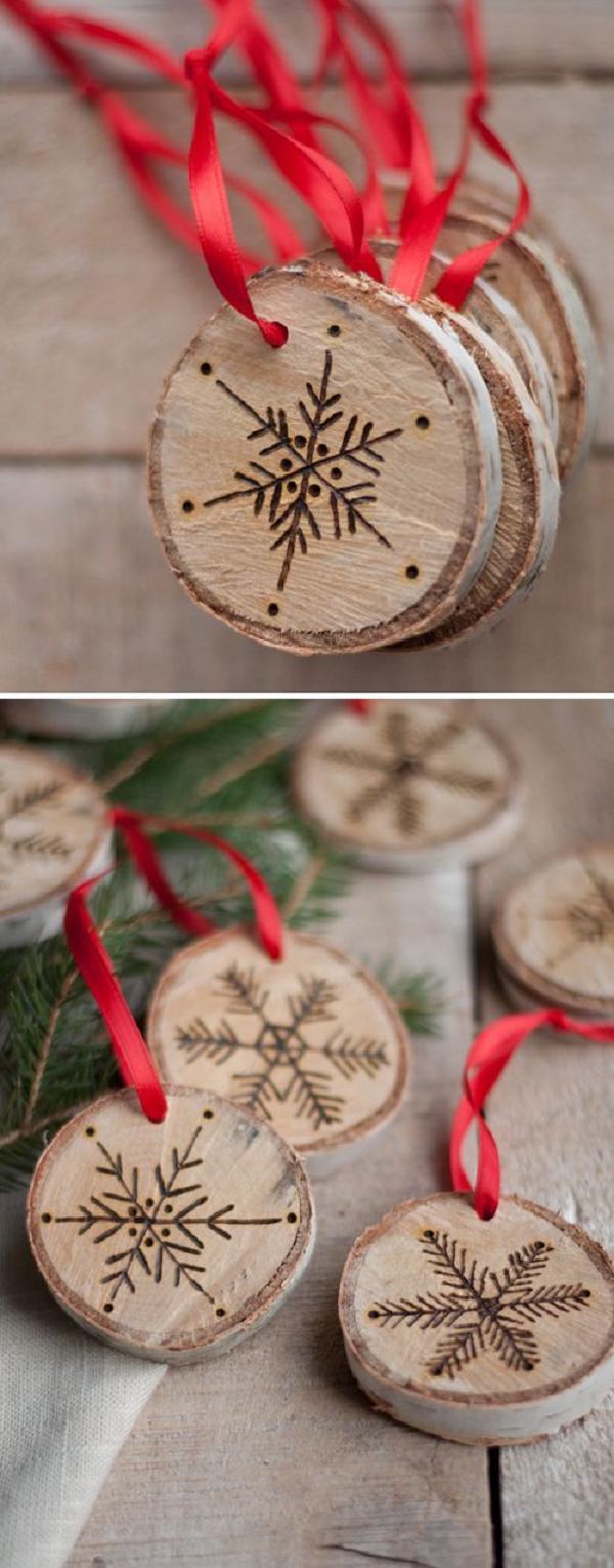 30 Red and Green Scandinavian Winter Wedding Ideas 29 Winter tree stump wedding favors