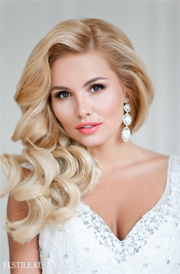 blond side-part long bridal hairstyle