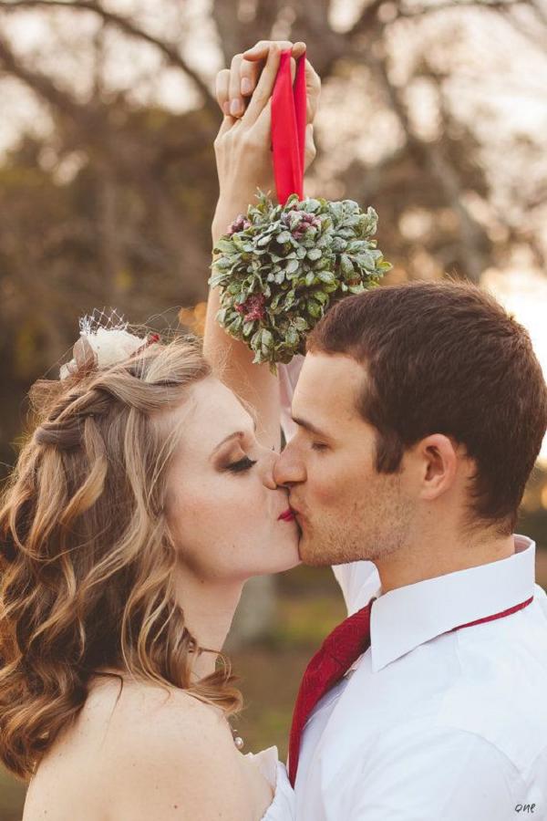 christmas wedding ideas mistletoe bride groom