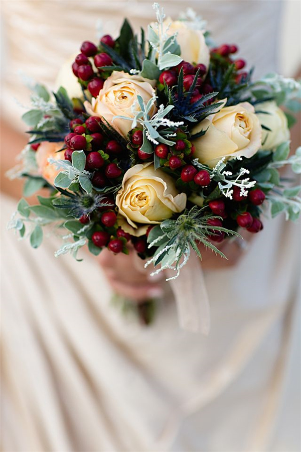 30 Red and Green Scandinavian Winter Wedding Ideas 14 classic winter bridal bouquet with a champagne dress