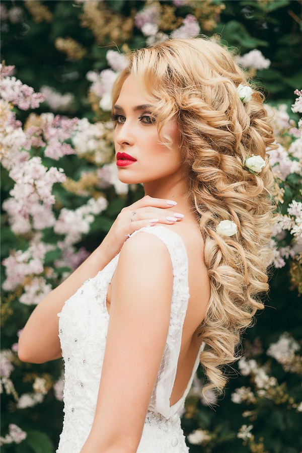 25 Romantic Long Wedding Hairstyles Using Flowers 20 long curly wavy bridal hairstyle