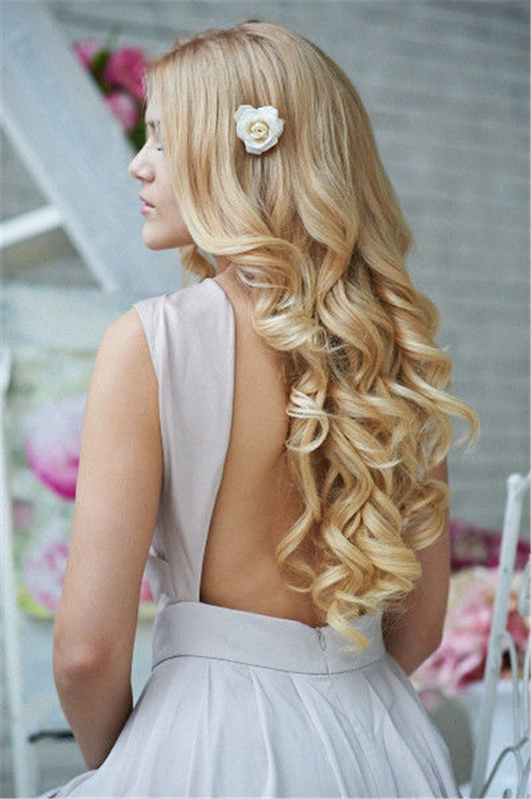 long wave wedding hairstyle with little flower
