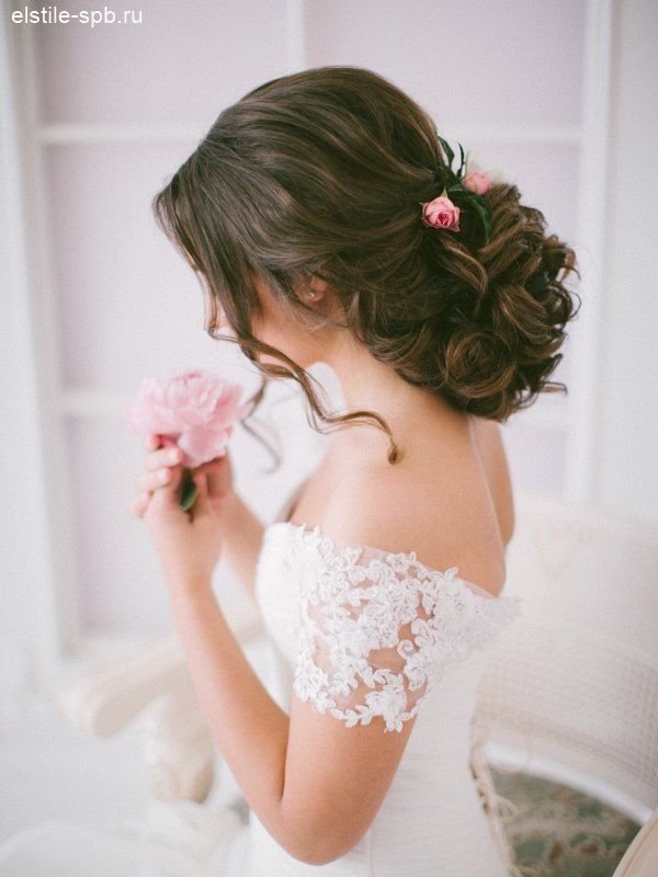 long wavy hairstyle for wedding with pink mini roses