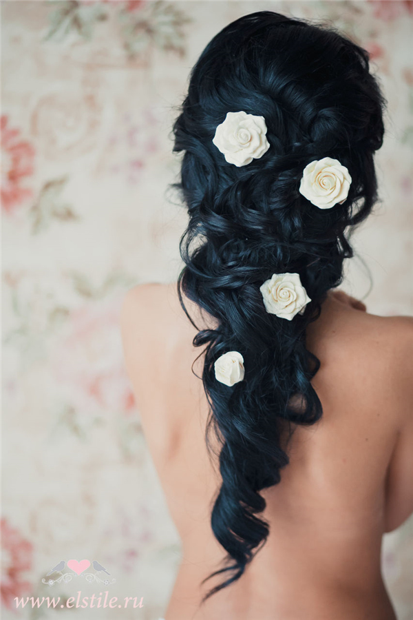 long wavy wedding hairstyle with flowers