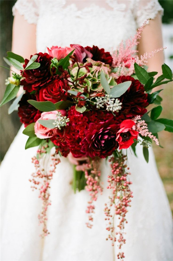 red winter wedding bouquet ideas