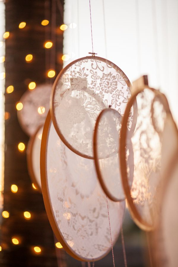 25 Unique Embroidery Hoops Boho Wedding Decor Ideas 16 rustic lace embroidery hoops wedding decor