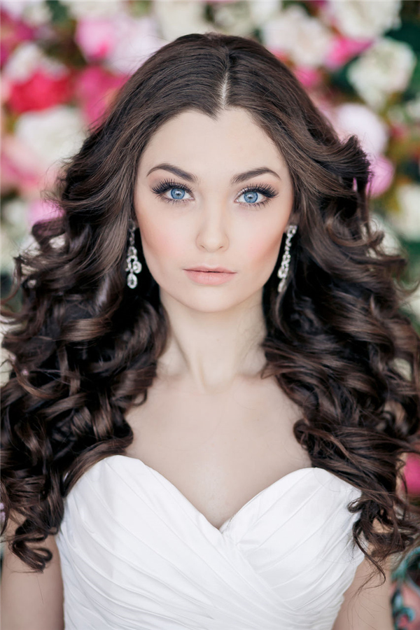 simple wedding make up and wavy hairstyles
