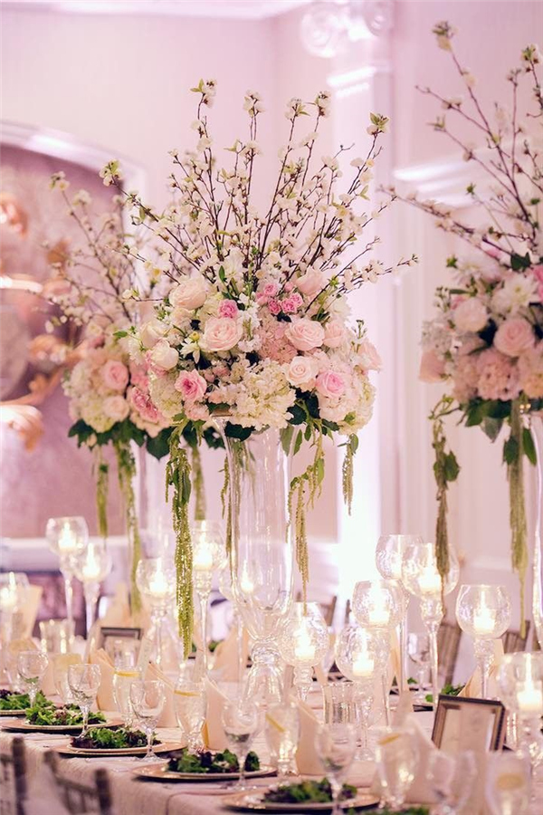 white and pink flowers wedding centerpiece idea