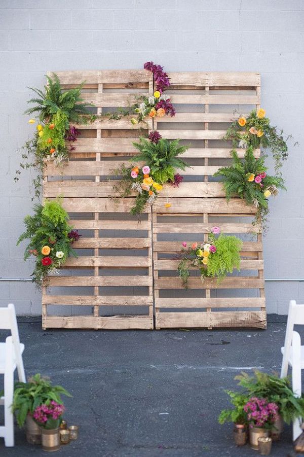 diy wood pallets and fresh flowers ceremony backdrops