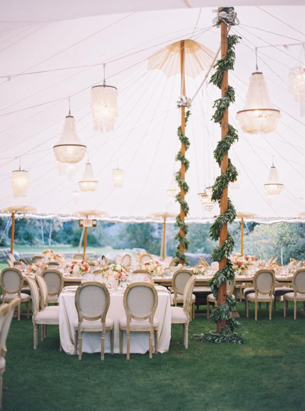 indoor wedding decor ideas with with garland and chandeliers