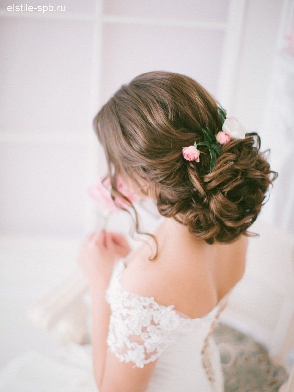 long wavy hairstyle for wedding with pink mini roses 2