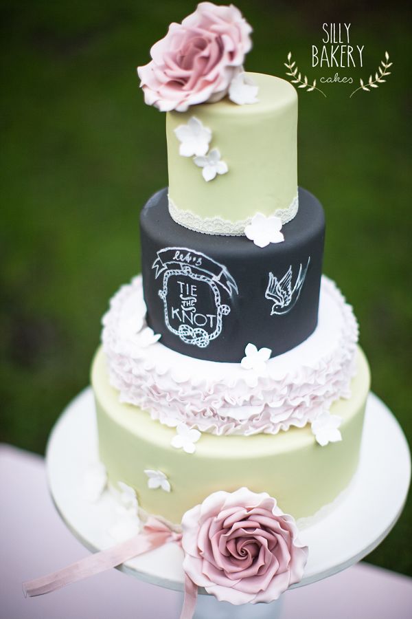 16 Perfect Romantic Vintage Wedding Cakes 15 mint and black chalkboard wedding cake