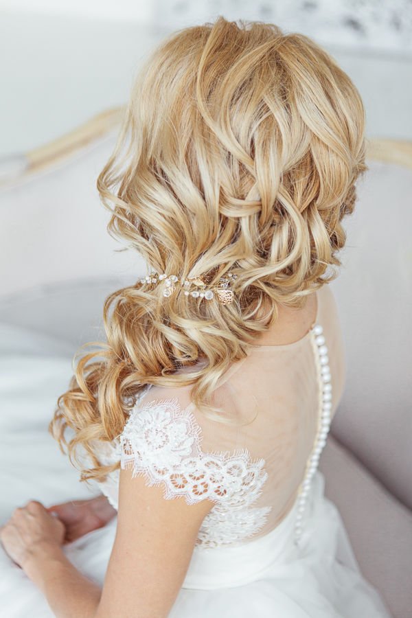 simple down long curly hairstyle for wedding