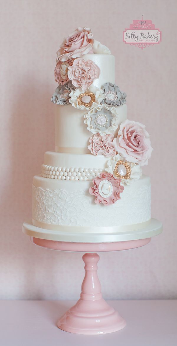 vintage wedding cake with sugar flowers and cattons