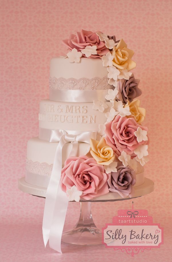 vintage wedding cake with sugar flowers