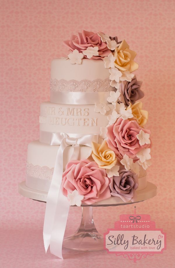 16 Perfect Romantic Vintage Wedding Cakes 8 vintage wedding cake with sugar flowers