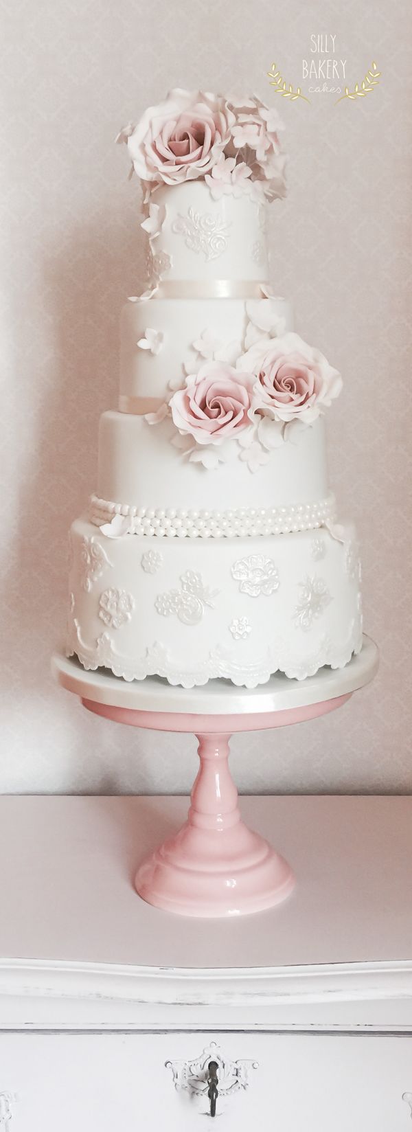 16 Perfect Romantic Vintage Wedding Cakes 12 white wedding cake with sugar lace and roses