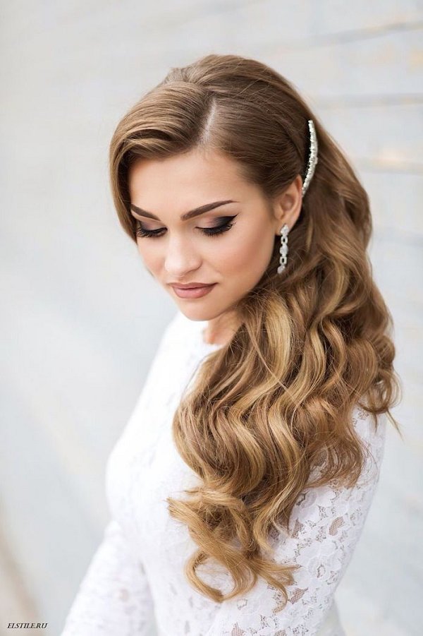 Side-swept old Hollywood glam wedding hairstyle